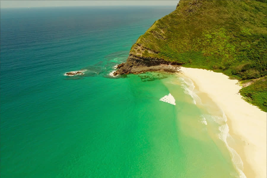 Baía do Sancho, Fernando de Noronha, com águas turquesa e falésias verdes